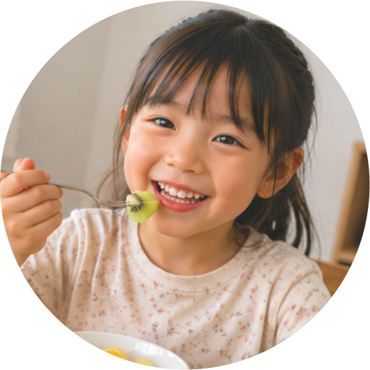 ミラクルフルーツを笑顔で食べる子供