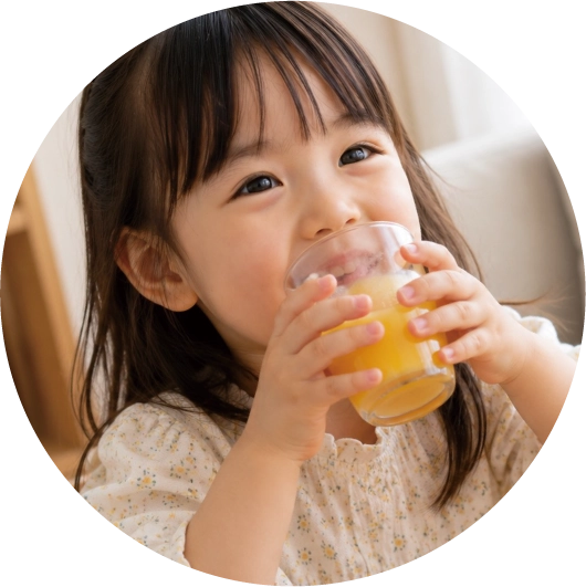 ミラクルフルーツを笑顔で食べる子供
