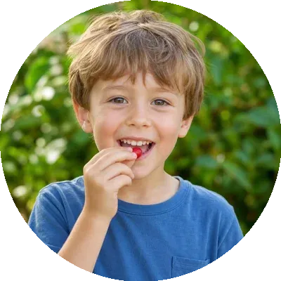 ミラクルフルーツを笑顔で食べる子供