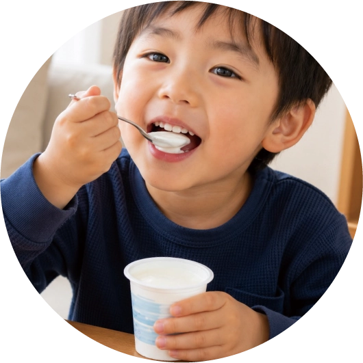 ミラクルフルーツを笑顔で食べる白人の男の子